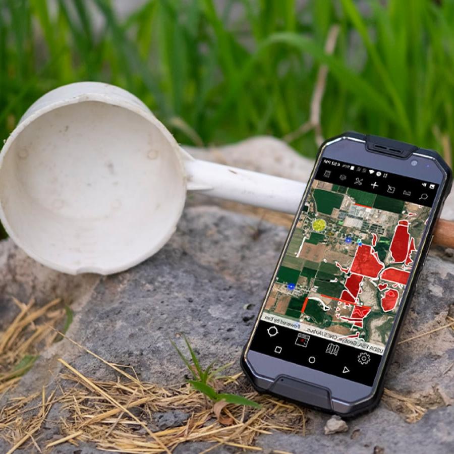 场Seeker Mobile App on an iphone in the field
